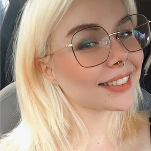 Your fellow thrift and shopping addict 💸🛍👗👚🧥👙🥾👠👓👑